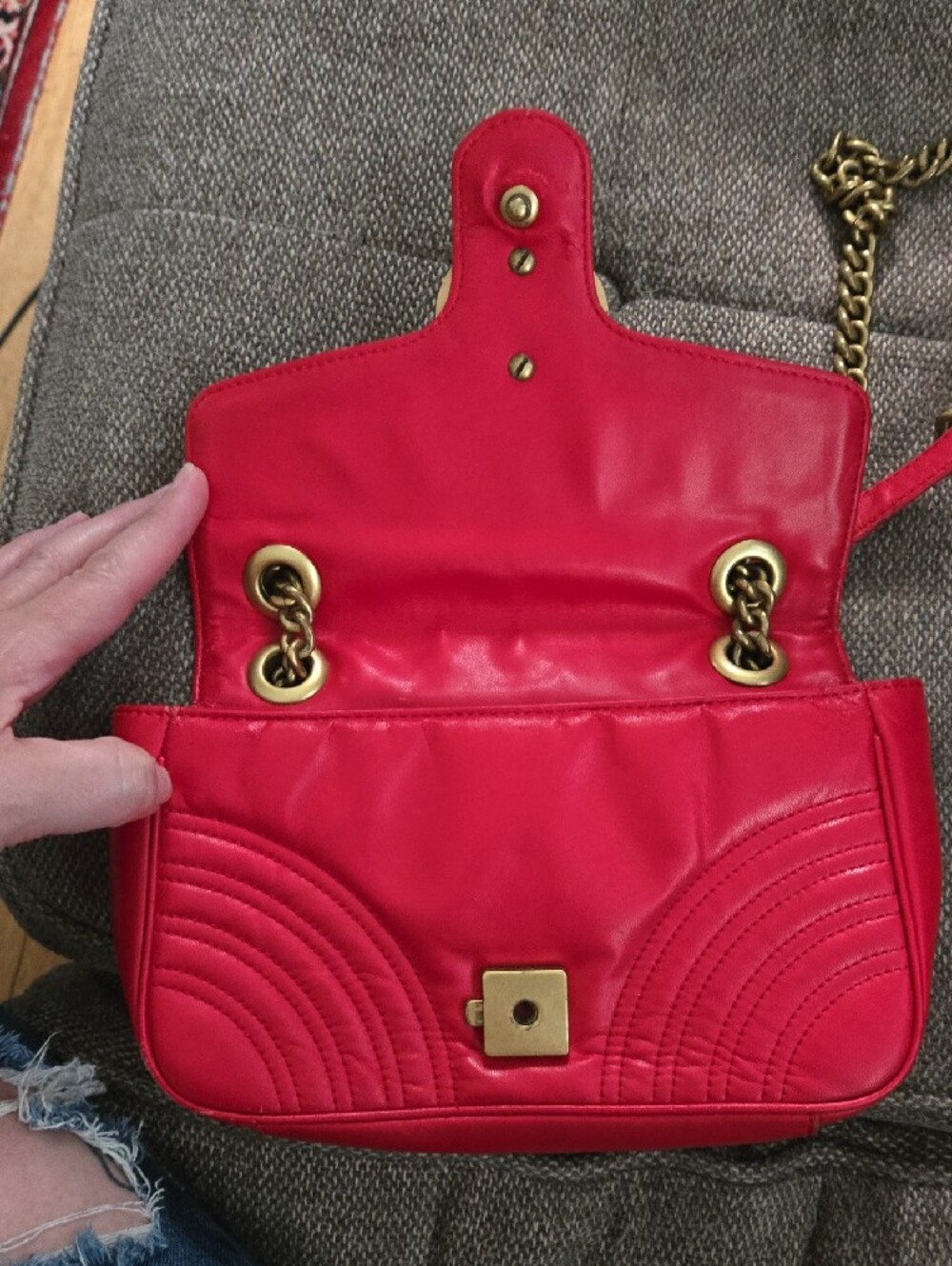 Gucci Red Matelassé GG Shoulder Bag with Gold Chain - Picture 2 of 9